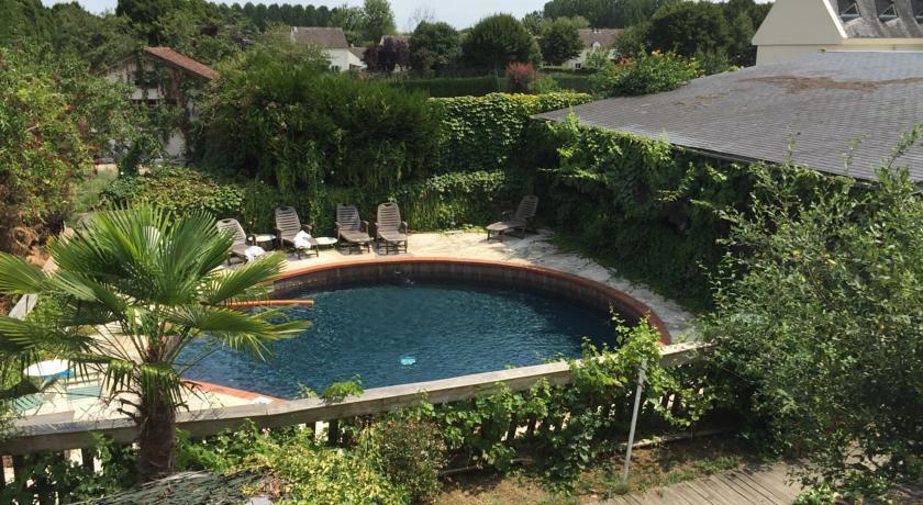 Le Cafe De La Promenade Bed and Breakfast Bourgueil Εξωτερικό φωτογραφία